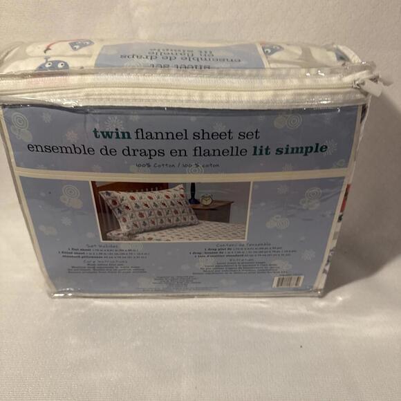 Robots pattern Twin Flannel Sheet set for child. Brand New. - Picture 4 of 4